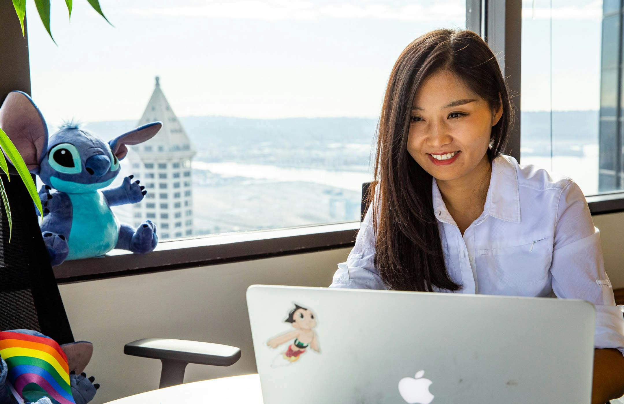 Image of Amperity employee Yan Yan at her desk